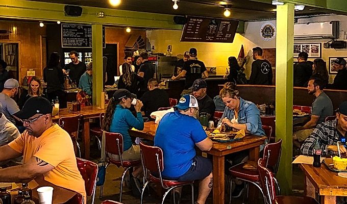 klanten eten en wachten in de rij bij Franklin Barbecue in Austin TX