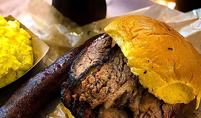 Broodje runderborst met worst en aardappelsalade bij Franklin Barbecue in Austin TX