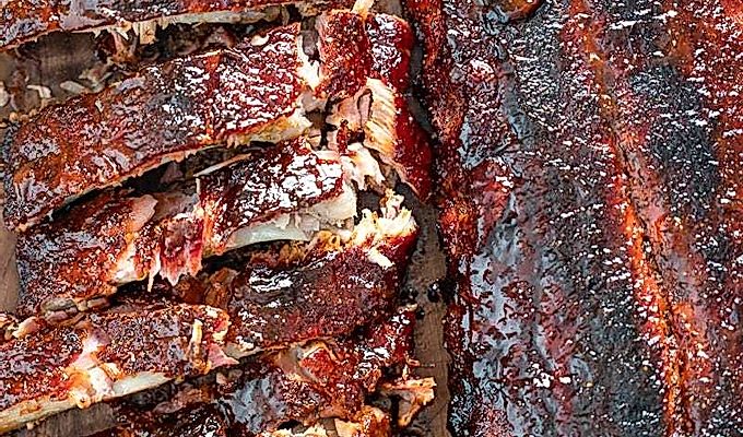 Gerookte baby back ribs met bbq saus.