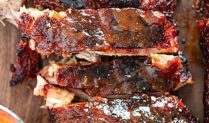 Gerookte baby back ribs met bbq saus.