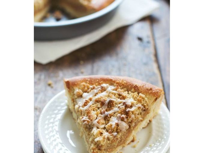 Pizza da dessert con streusel alla cannella in piatto profondo