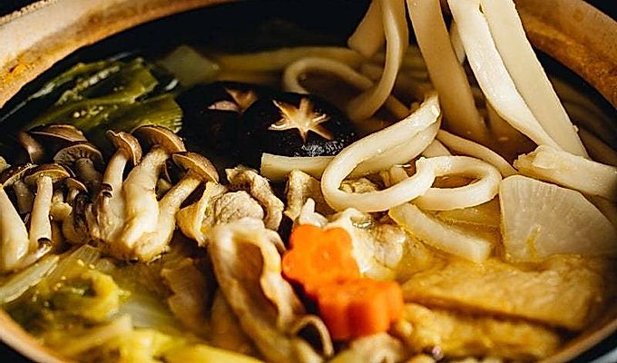 Супа с юфка Hoto в японската тенджера donabe.
