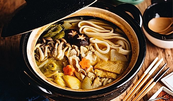 Супа с юфка Hoto в японската тенджера donabe.