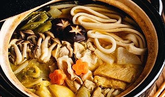 Супа с юфка Hoto в японската тенджера donabe.