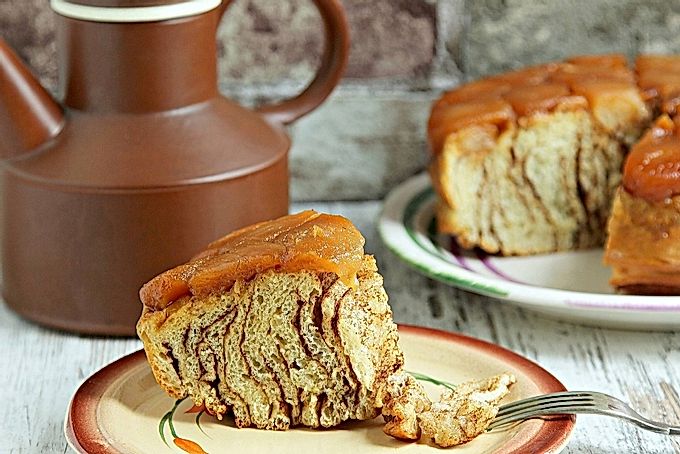 Cinnabon koláč s karamelizovanými jablky