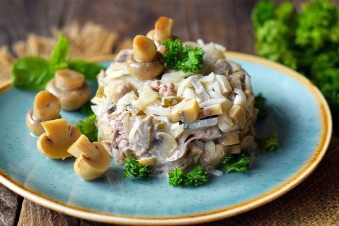Ensalada con champiñones marinados, espadín y patatas