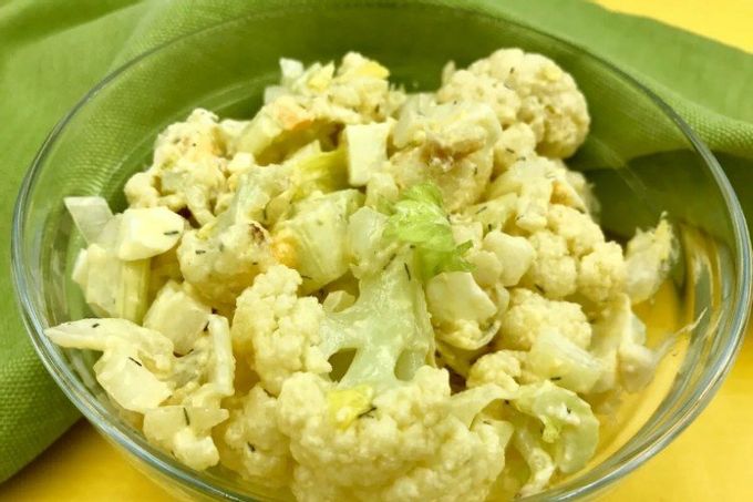 Ensalada con coliflor, pepinillos y espadines