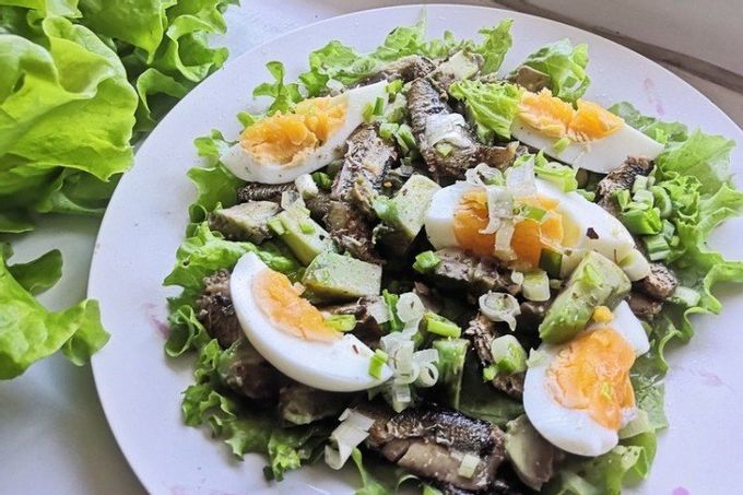 Apetitosa ensalada con espadines y aguacates