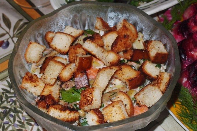 Ensalada con patatas, espadines y picatostes de ajo
