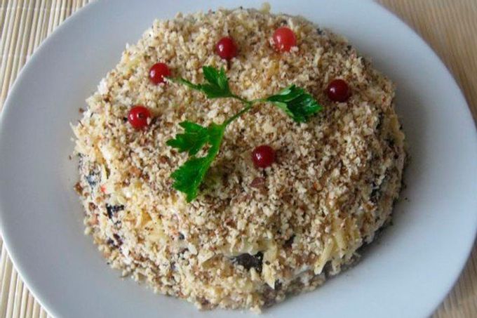 Ensalada de hojaldre con manzanas, ciruelas pasas y espadines[| ]20 ensaladas con espadines que diversificarán tu menú