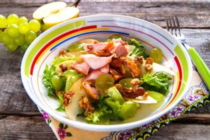 Ensalada con espadines, tomates y patatas