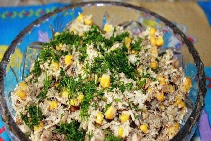 Ensalada con espadines, maíz y huevos