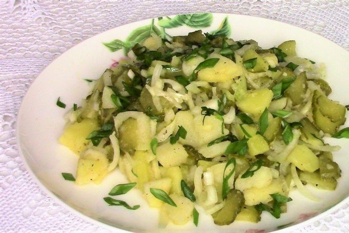 Ensalada con espadines, pepinillos, patatas y cebollas