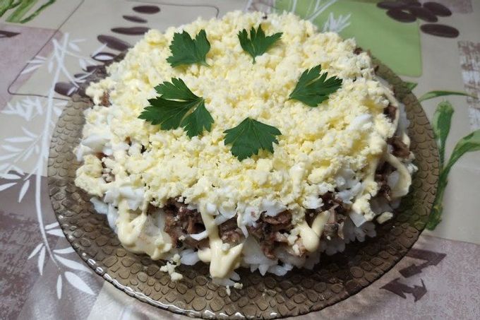 Ensalada de hojaldre con espadines , arroz y huevo