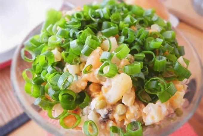 Ensalada de espadines, guisantes, patatas y cebollas encurtidas