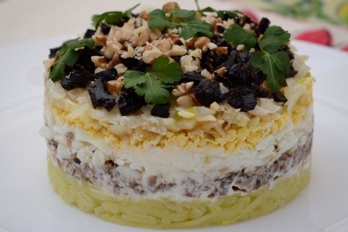 Ensalada de hojaldre con patatas, espadines, ciruelas y nueces