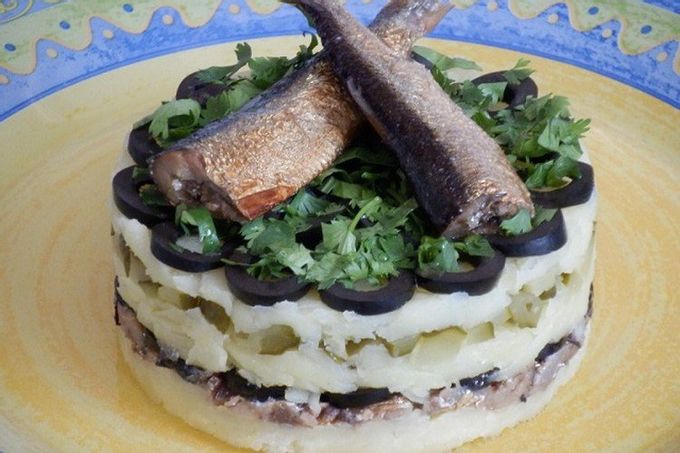 Ensalada de hojaldre con espadines , encurtidos, aceitunas y patatas