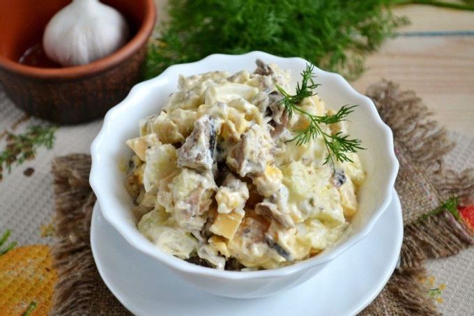 Ensalada con queso, espadín y picatostes
