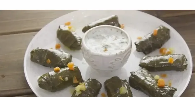 Com cuinar dolma en fulles de raïm segons una recepta pas a pas amb una foto