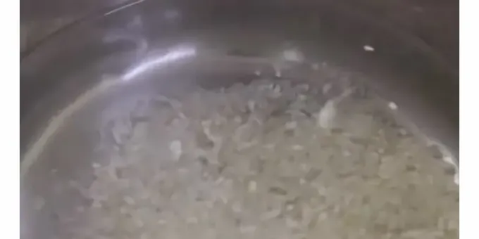 Primer, rentem i bullim una mica l'arròs.