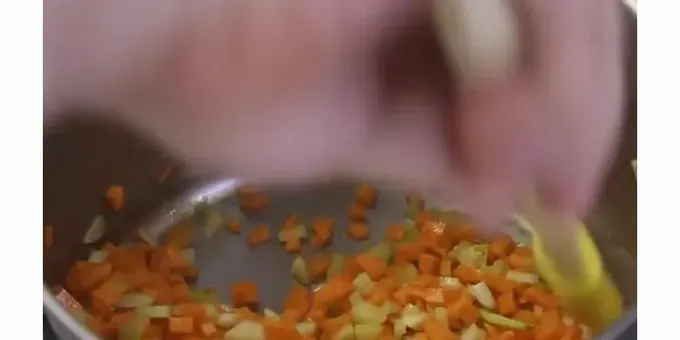 Aboqueu-ho tot amb aigua o el brou sobrant de la cocció de l'arròs.