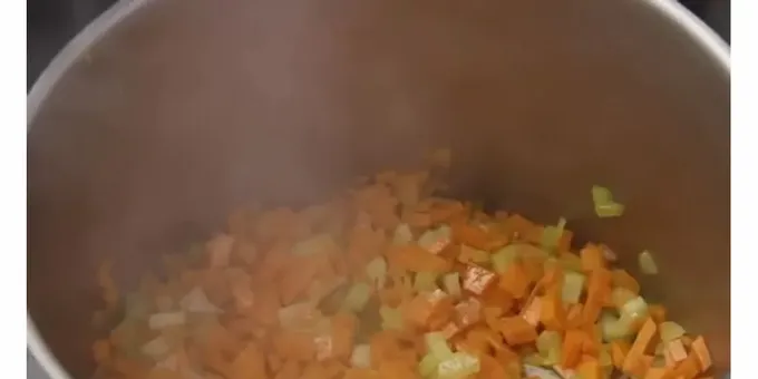 És molt important posar-hi una càrrega al plat.