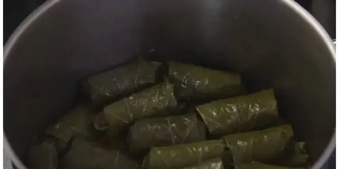 Llegiu-nos quant cuinar la dolma perquè el plat sigui perfecte.[ |]Un cop tret la càrrega i un plat del plat acabat, obriu les fulles soltes del raïm.