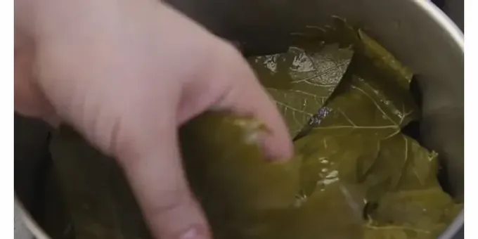 Piqueu el julivert finament per a la salsa.