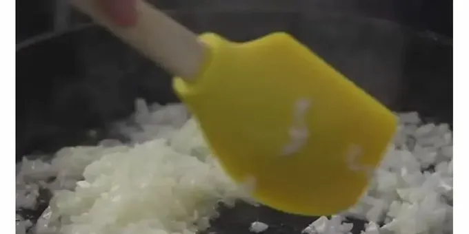 Afegiu la carn picada a la paella i barregeu-la. .