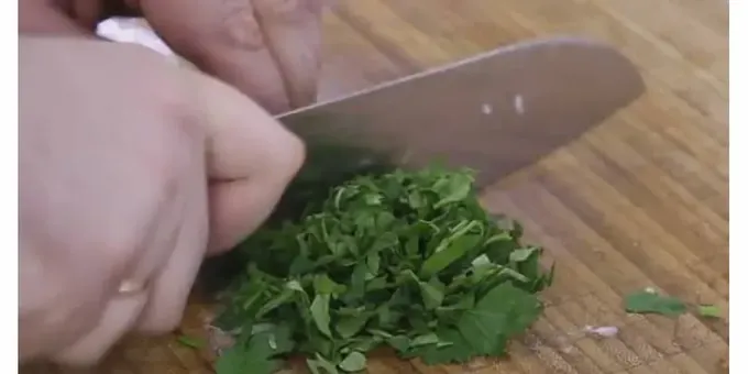 Afegiu el julivert picat a la carn picada i barregeu-ho.