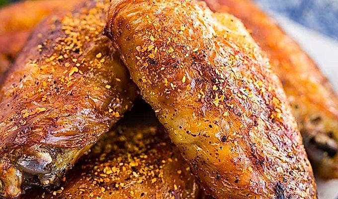 Японские соленые куриные крылышки (Теба Шио) с посыпкой шичими тогараси на японской тарелке.
