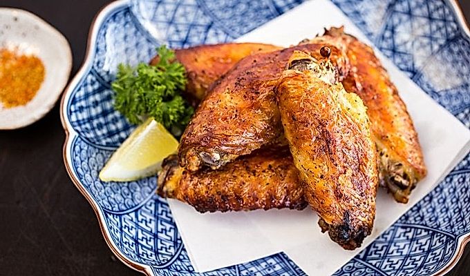Японские соленые куриные крылышки (Теба Шио) на японской тарелке.