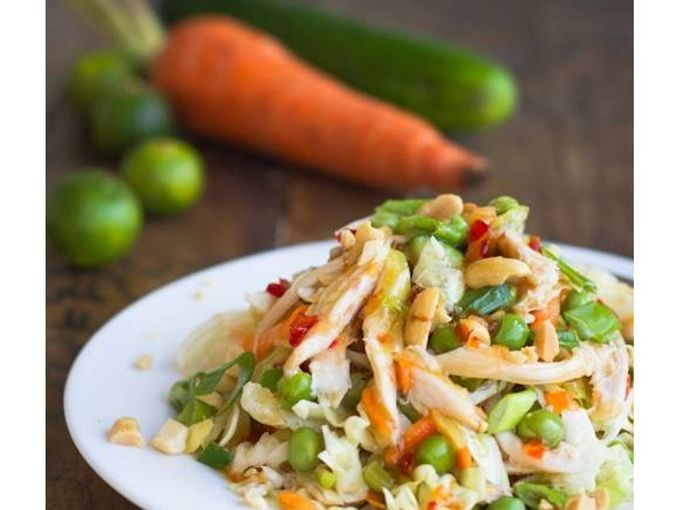 Азиатский куриный салат с винегретом из кунжутных чипсов