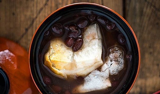 Bols de laca japonesos que contenen sopa de mongetes vermelles amb mochi.