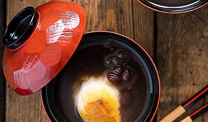 Bols de laca japonesos que contenen sopa de mongetes vermelles amb mochi.