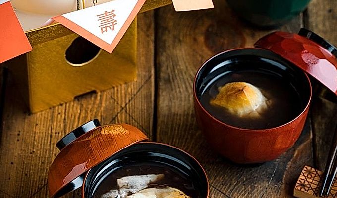Bols de laca japonesos que contenen sopa de mongetes vermelles amb mochi.