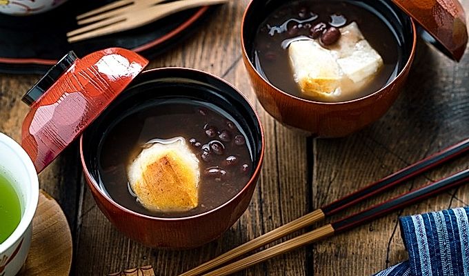 Bols de laca japonesa que contenen sopa de mongetes vermelles amb mochi.