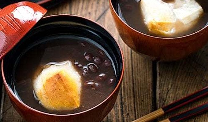Bols de laca japonesos que contenen sopa de mongetes vermelles amb mochi.
