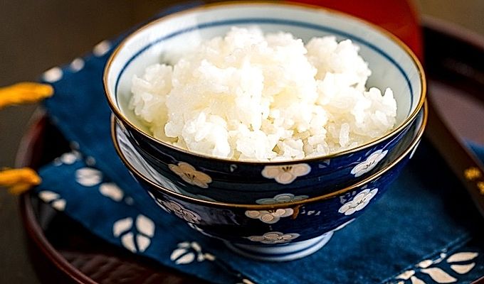 Вареный рис в японских рисовых мисках.
