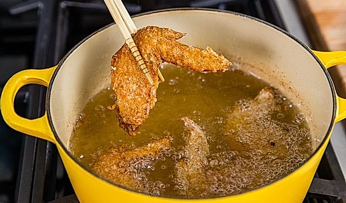 Жареные куриные крылышки - длинные палочки для еды