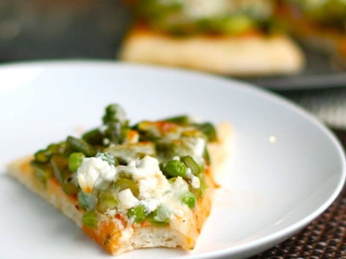 Pizza met asperges, erwten en geitenkaas