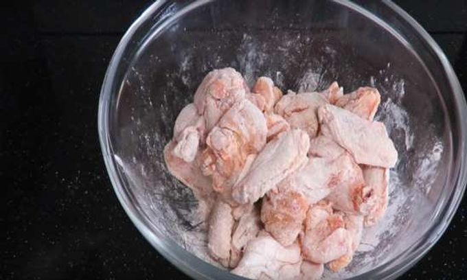 rozłóż skrzydełka na grillu