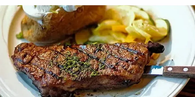 Come cucinare la bistecca di manzo secondo una ricetta passo-passo con una foto