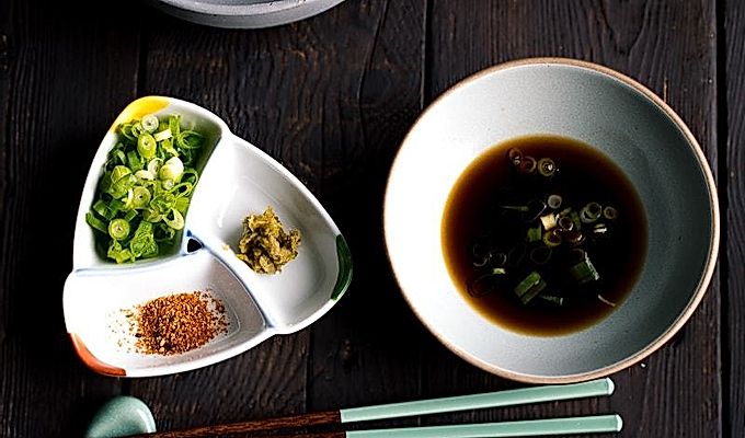jelo s umakom od soje pored jela s japanskim biljem i začinima