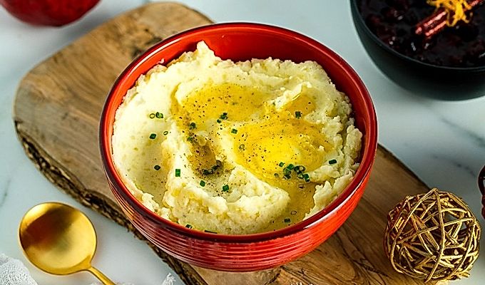 Červená mísa s krémovou bramborovou kaší a Shio Koji.