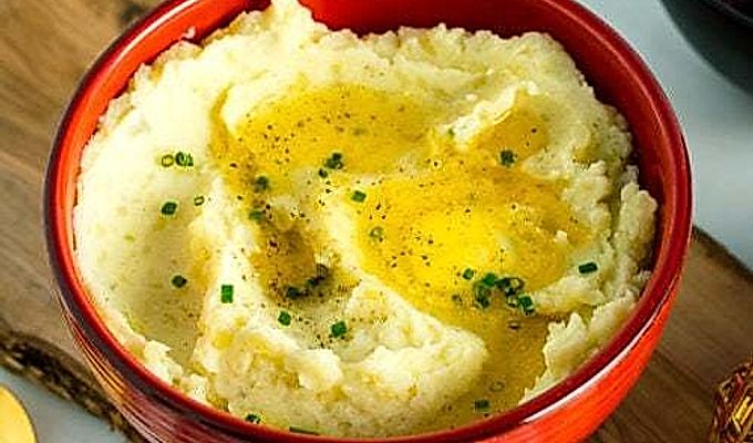Červená mísa s krémovou bramborovou kaší a Shio Koji.
