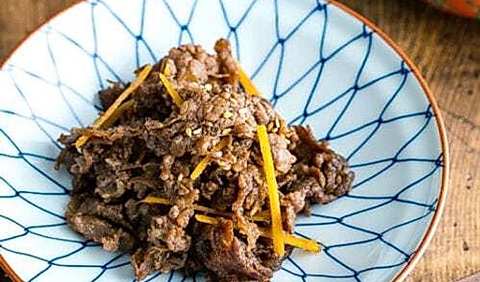 Un plat japonès blanc i blau que conté vedella sofregida amb gingebre (Shigureni).