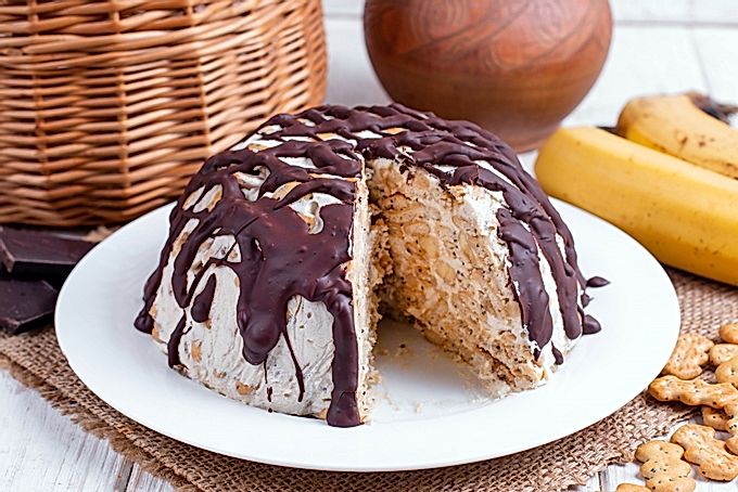 Isang simpleng cracker at sour cream cake sa loob ng 15 minuto