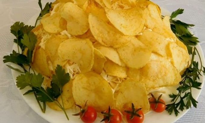 Салат с крабовыми палочками и чипсами