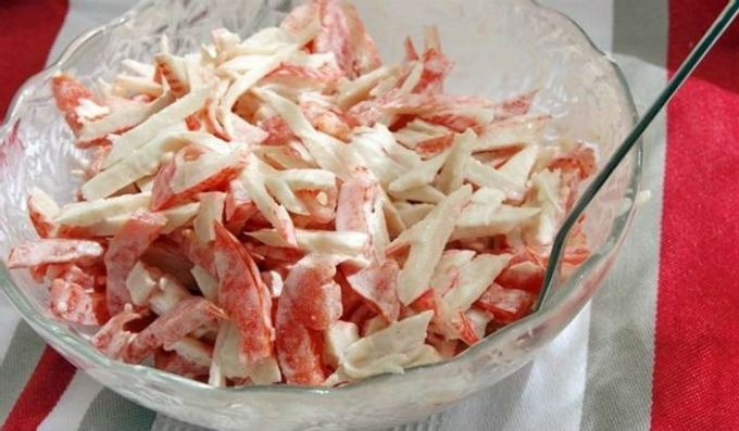 Салат с крабовыми палочками и овощами
